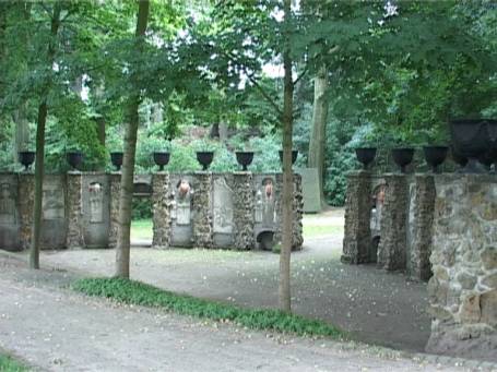 Bedburg-Hau : Im steinernen Halbrund sind heute Nachbildungen zu sehen